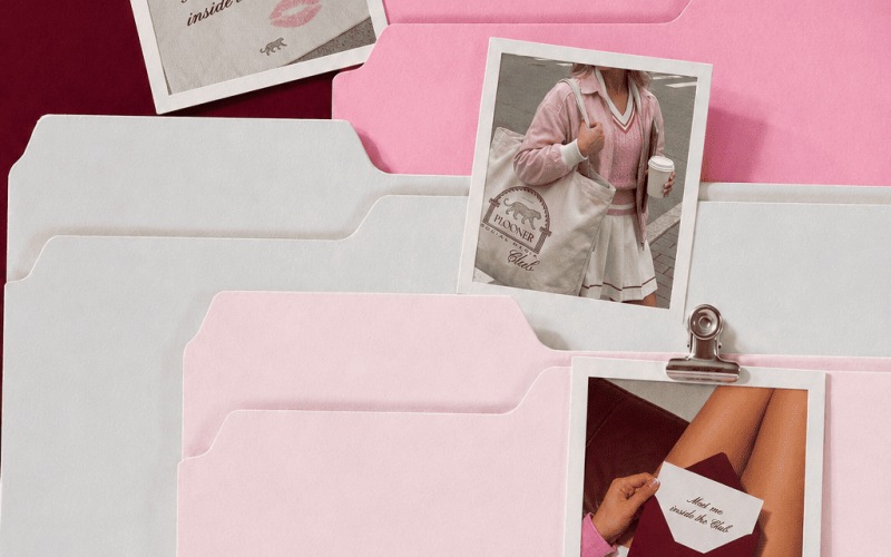 plooner-social-media-club-branded-folders-flatlay